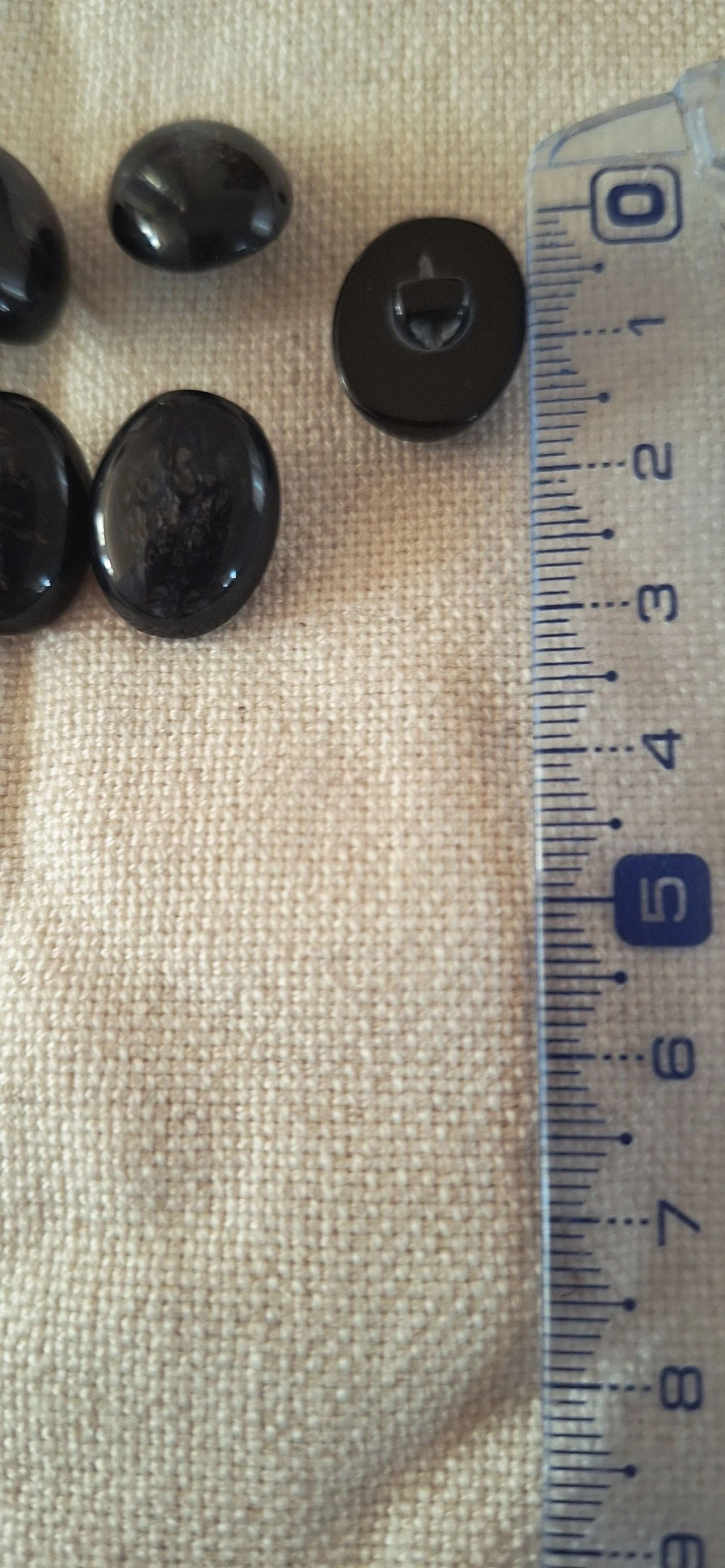 7 botões de 18 mm para costura em resina preta – photo 2